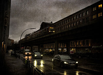 Поезд, улица и дождь