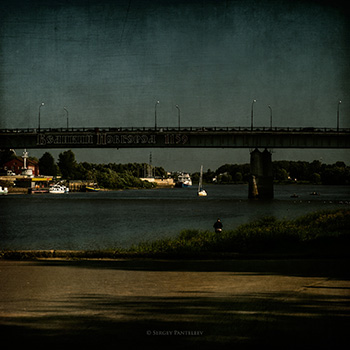 Рыбак, яхта и мост
